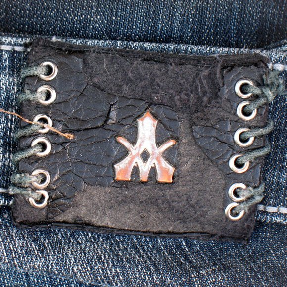 Antique Rivet Bootcut Flap Pockets Embellished Dark Wash Distressed Sz 27 (tag) - Picture 3 of 9